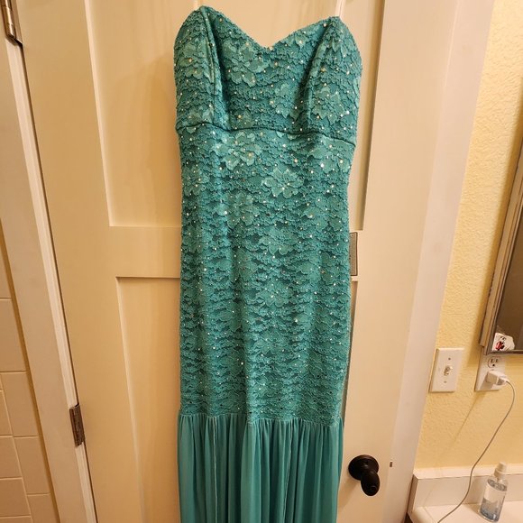 Dress - Picture 1 of 2